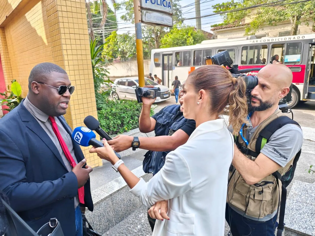 Advogado Daniel Santos da Silva concedendo entrevista à imprensa sobre caso de repercussão