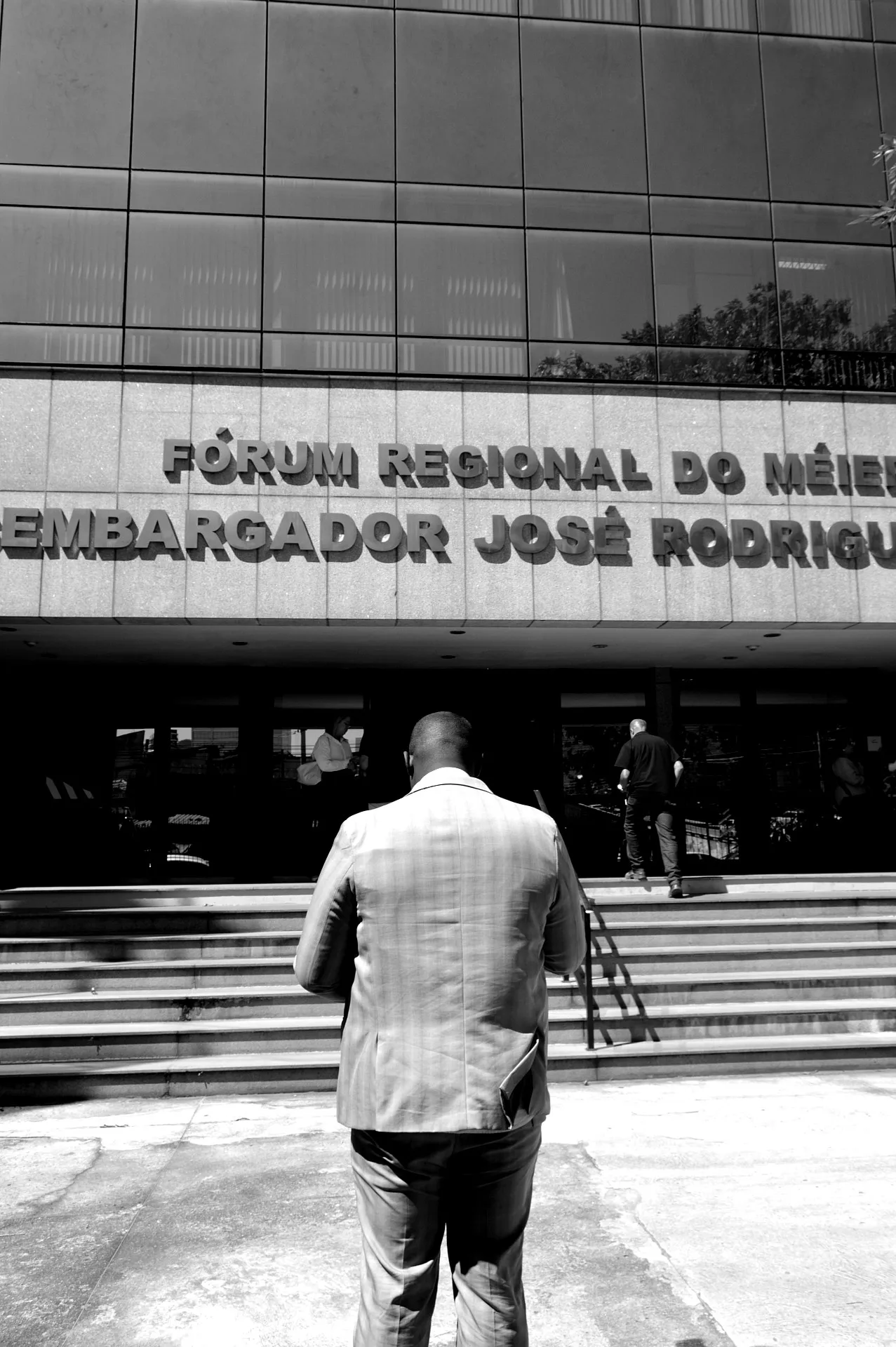 Advogado Daniel Santos da Silva em frente ao Fórum Regional do Méier, Rio de Janeiro
